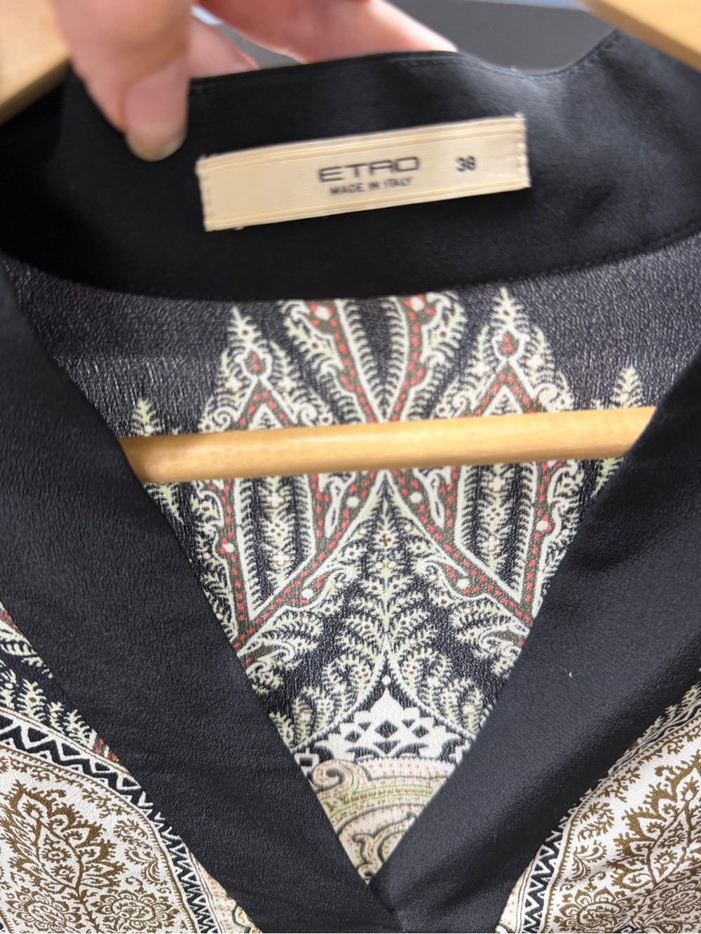 Etro Black and Cream Paisley V-Neck Top - Picture 4 of 8